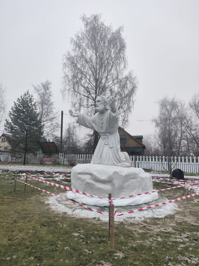 Памятник преподобному Серафиму Саровскому